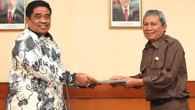 Syarat agar dimasukan ke dalam daftar pemilih Pilkada DKI 2017 adalah memiliki e-KTP. Hingga kini masih ada 300 ribu warga yang belum terekam e-KTP.