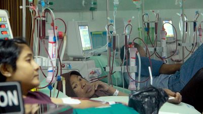 Sejumlah pasien gagal ginjal kronik menjalani proses cuci darah menggunakan perangkat hemodialisis atau ginjal buatan di RSUD dr Iskak, Tulungagung, Jawa Timur, Kamis (30/7). Berdasarkan estimasi Bada