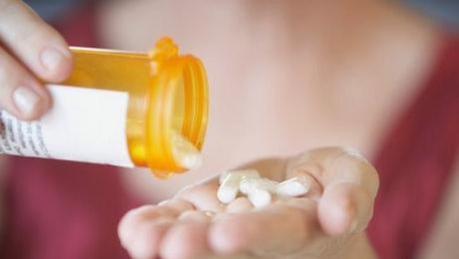 Ketika terserang penyakit, kebanyakan orang Indonesia langsung mengonsumsi antibiotik.