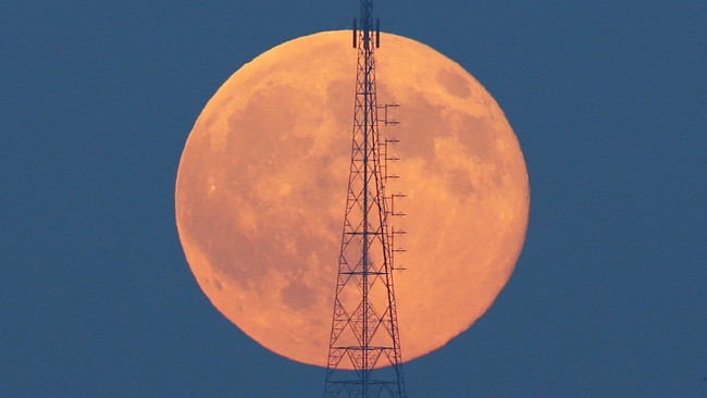 November ceria, kata lagu. Begitu pun langit malam, sebab ada Supermoon. Apa itu?