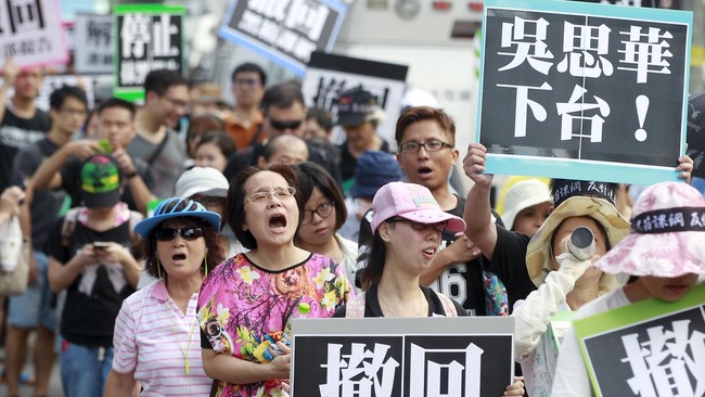 Hampir seribu demonstran Taiwan merobek buku sekolah dan menuntut pengunduran diri menteri pendidikan, setelah adanya kurikulum baru yang pro-China.