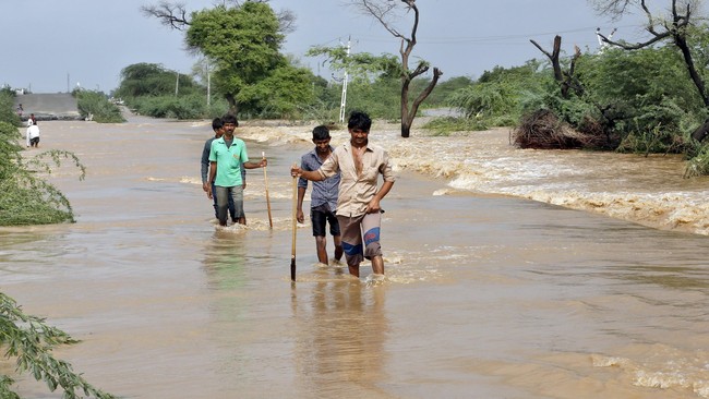 Sebanyak 1,5 juta orang terkena dampak banjir, sementara 200 ribu lainnya harus mengungsi. Dalam seminggu terakhir, 15 orang tewas akibat banjir.