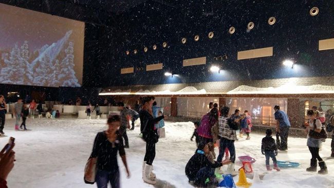 Wisatawan yang berkunjung ke negara tropis Thailand kini bisa menikmati ‘kota salju’ untuk pertama kalinya.
