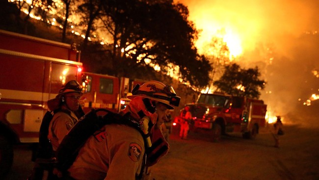 Kebakaran hutan yang disebut-sebut terbesar di California, menyebar dengan cepat, menghanguskan sekitar 47 ribu hektar di tiga wilayah.