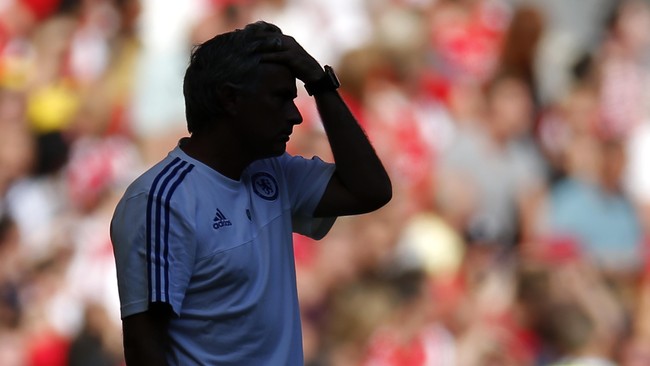 Jose Mourinho buang medali posisi runner up ajang pembuka Liga Primer Inggris, Community Shield, setelah menelan kekalahan 0-1 dari tim asuhan Wenger, Arsenal.