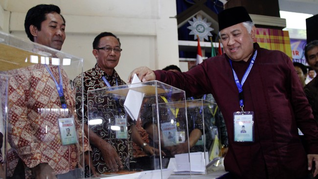 Beberapa tokoh Muhammadiyah berharap tetap netral. Bahkan ada yang meminta persyarikatan jangan-jangan dekat dengan politik.