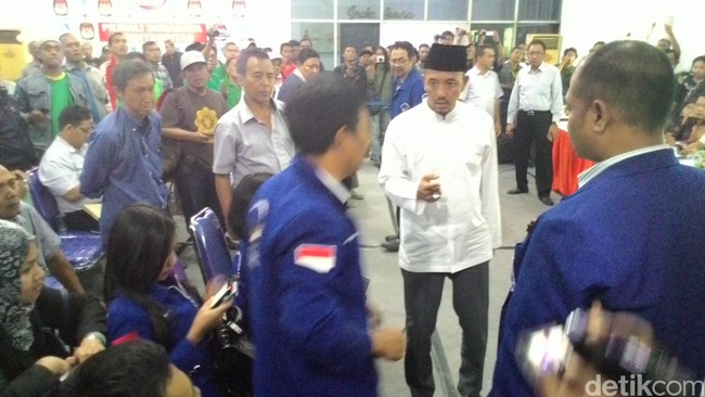 PAN dan Demokrat akhirnya mengajukan pasangan Rasiyo Dhimam-Abror Djuraid untuk melawan pasangan Risma-Wisnu Sakti Buana di Pilkada Surabaya.