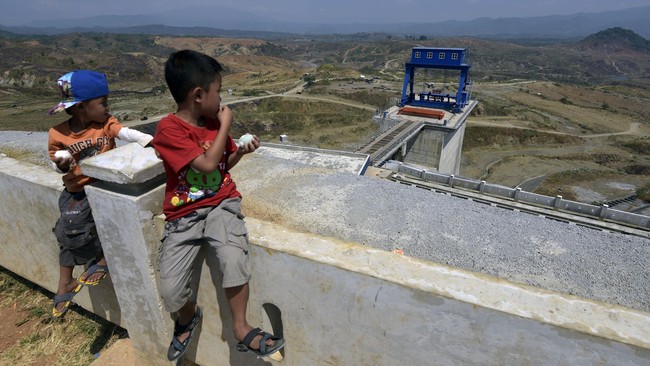 Waduk Jatigede semula dijadwalkan digenangi pada 1 Agustus lalu. Namun karena proses ganti rugi belum selesai, penggenangan baru dilakukan hari ini.