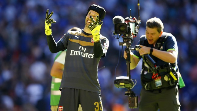 Nama kiper asal Republik Ceko itu tampaknya masih melekat di Stamford Bridge meski sudah berlabuh ke Arsenal.