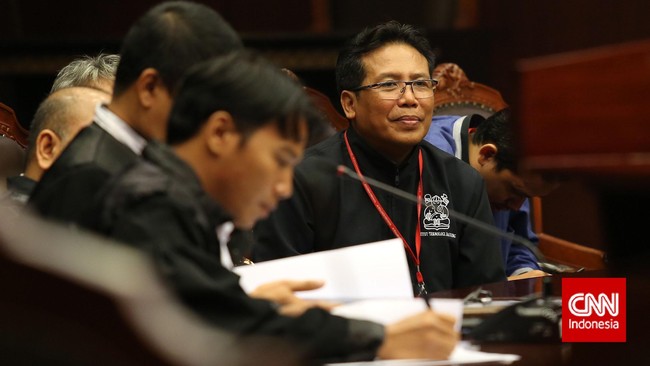 MK menggugurkan pasal 41 ayat 1 dan 2 UU 8/2015 yang mengharuskan calon kepala daerah independen harus mendapat dukungan 3,5 persen jumlah penduduk.