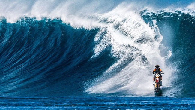 Seorang atlet olahraga ekstrem asal Australia, Robbie Maddison menantang dirinya untuk berselancar di atas ombak lautan dengan menggunakan sepeda motor.