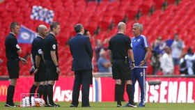 Sebelum Masuk ke Lapangan, Tim Medis Chelsea Dipanggil Wasit