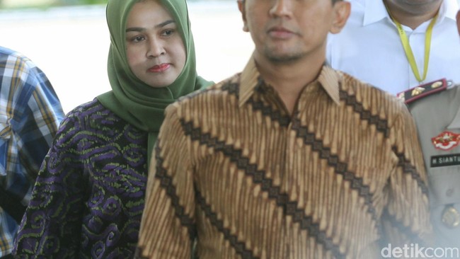 Perkara dugaan korupsi Gatot Pudjo Nugroho dan istri mudanya masih disidik, OC Kaligis masih bolak-balik menjalani pemeriksaan untuk kasus mereka.