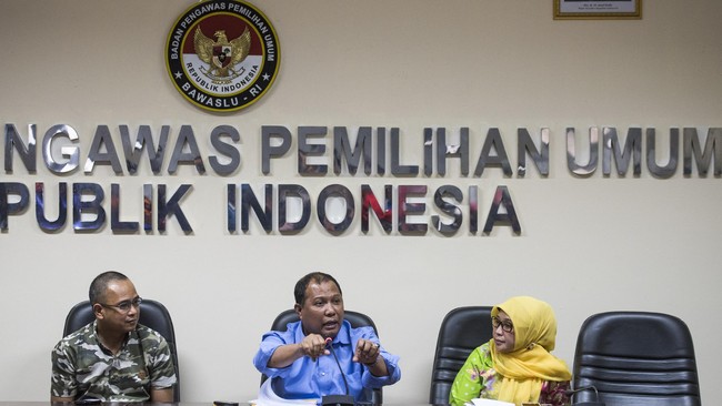 Bawaslu juga akan memecat bawahannya bila kedapatan dan terbukti menerima sogokan baik dari tim kampanye, partai pengusung ataupun calon peserta sendiri.