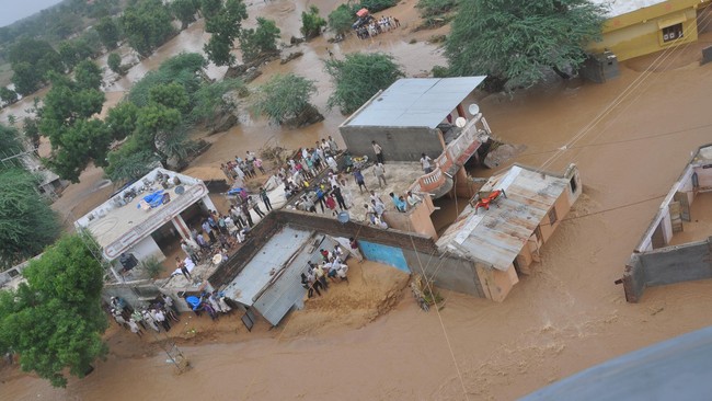 Lebih dari 100 orang tewas dalam banjir dan longsor akibat hujan deras di India, ratusan ribu orang juga terpaksa mengungsi.