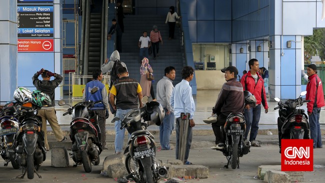 Ojek menjadi moda transportasi yang sanggup membantu perekonomian warga Jakarta dalam mendapatkan penghasilan tambahan, mengingat mahalnya biaya hidup.