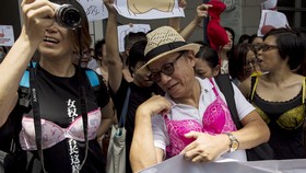 Warga Hong Kong Demo Pakai Bra, Protes Kesewenangan Polisi