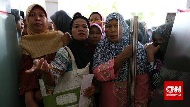 Menurut Dinas Pendidikan DKI, penerima Kartu Jakarta Pintar umumnya tidak mau repot sehingga semua dana ditarik tunai untuk keperluan yang salah. 