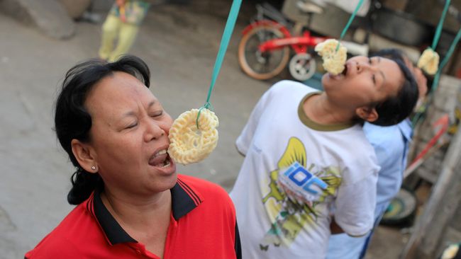 Ide lomba 17-an buat ibu-ibu berikut dapat menjadi referensi untuk memperingati Hari Ulang Tahun (HUT) Republik Indonesia (RI) mendatang.
