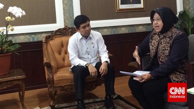 Pengamat birokrasi dan kebijakan publik Medrial Alamsyah menilai Menpan-RB lebih banyak melakukan aksi yang tak sesuai dengan tupoksi kementeriannya.