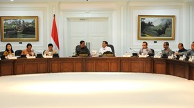 Reshuffle Kabinet Tak Cukup, Jokowi Harus Benahi Diri