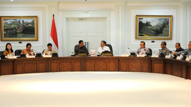 Selain meminta menghitung ulang anggaran subsidi, Jokowi juga menginstruksikan transfer daerah dan dana yang dialokasikan untuk desa diperbesar.