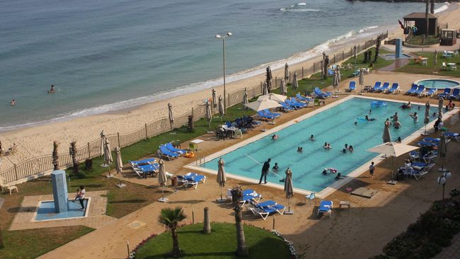 Blue Beach Resor memiliki 162 kamar bergaya chalet (kamar kecil di luar rumah) di antara pepohonan palem yang menghadap ke Laut Mediterania.