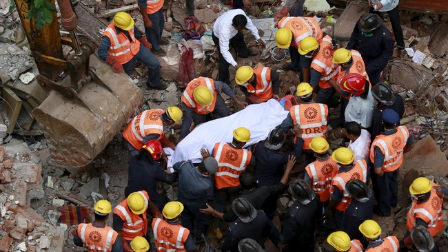 Bangunan tiga lantai di Mumbai roboh pada dini hari, saat para penghuninya lelap tertidur.