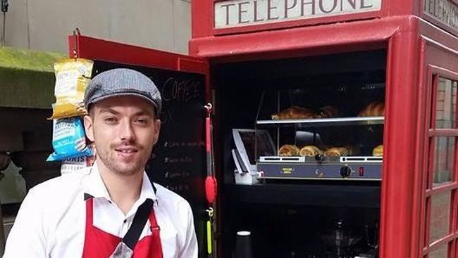Sebuah kedai kopi baru dibuka di Birmingham, Inggris. Kedai kopi tersebut beroperasi di dalam sebuah boks merah telepon umum yang tidak terpakai.