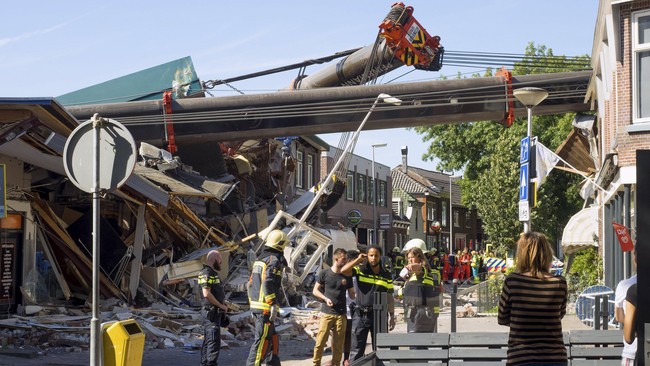 Dalam insiden yang terekam kamera itu, dua buah crane ambruk menimpa sederet rumah di tepian Sungai Rhine di kota Alphen aan den Rijn, Senin (3/8).