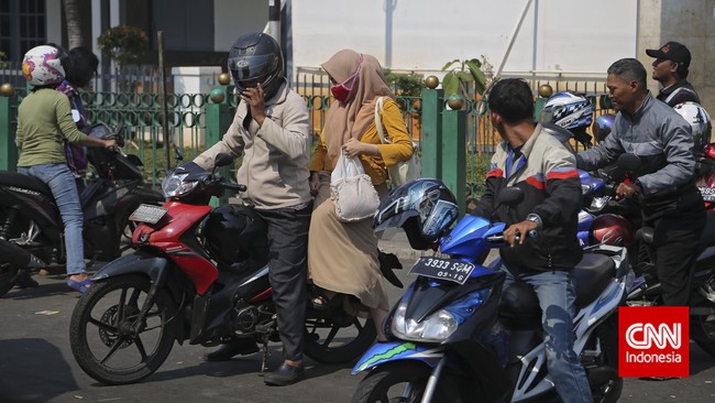 Ojek Syar'i, ojek khusus wanita. Dipesan lewat internet, lalu ojek meluncur memberikan pelayanan di jalan.