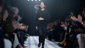 Busana dan Tas Tindik Mencuri Perhatian Fashionista