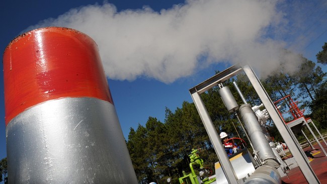 Bos PT Pertamina Geothermal Energy Tbk Julfi Hadi mengaku sempat cemas dengan pecahnya perang di Timur Tengah.