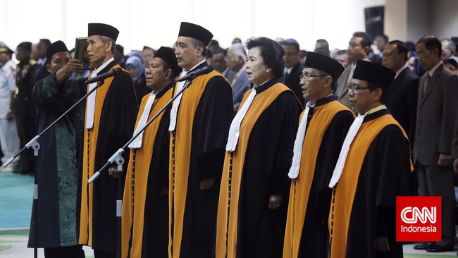 MA saat ini punya empat hakim agung yang menangani peradilan militer, dua di antaranya berasal dari hakim nonmiliter yang lebih sering tangani pidana.
