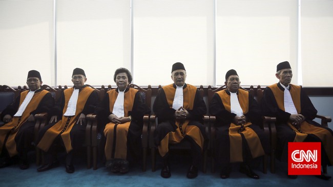MA menyebut para hakim, termasuk yang menangani kasus dugaan penodaan agama dengan terdakwa Ahok, terdidik untuk menghadapi beragam tekanan di luar sidang.