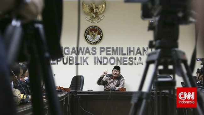 KPU dan Bawaslu hingga kini masih konsisten menjalankan aturan main pilkada serentak, bahkan muncul dukungan parpol yang tak menggunakan haknya diberi sanksi.