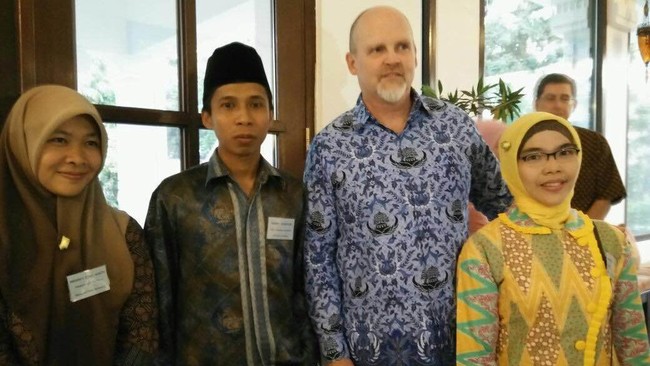 Lantaran dinilai berdedikasi, seorang bidan desa asal Manado menerima beasiswa untuk melanjutkan kuliah ke AS.