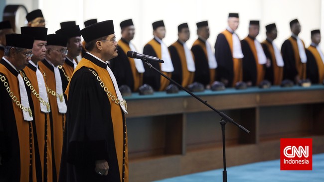 Keputusan DPR untuk menerima atau menolak calon hakim agung dan hakim ad hoc Pengadilan Tipikor akan diambil setelah libur hari raya Idul Fitri.