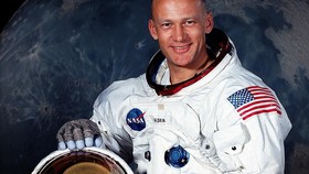 img-title Pakai Facebook Live, Mantan Astronaut Kenang Apollo 11