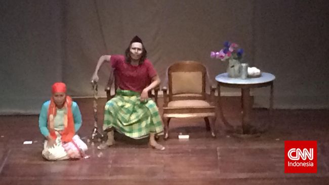 Lakon KOK karya Putu Wijaya yang merupakan gabungan dua cerpen Protes dan Bendera dipentaskan Teater Mandiri di TIM, semalam (5/8).