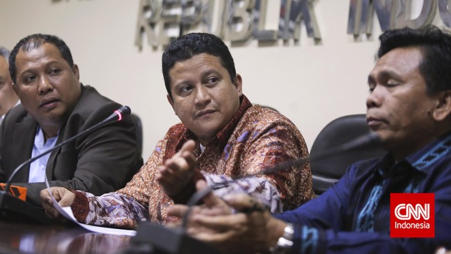 Bukanlah tugas dari Bawaslu atau KPU sebagai penyelenggara pemilu untuk naik ke atas pohon atau tiang listrik demi menurunkan alat peraga kampanye.