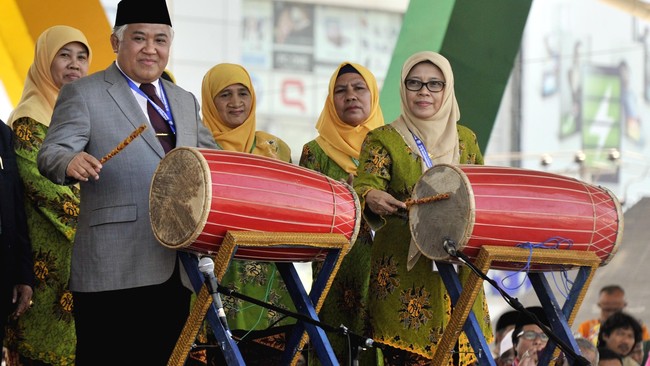 Menurut mantan Ketua PP Muhammadiyah, saat ini ada dua kekuatan besar yang ingin menarik Muhammadiyah dari posisinya saat ini.