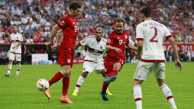 Josep Guardiola terlibat adu mulut dengan Nigel de Jong di sela kemenangan Die Roten 3-0 pada semifinal Piala Audi 2015 di Allianz Arena, Selasa (4/8).