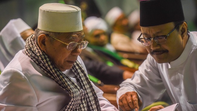 Ketua Umum MUI Ma'ruf Amin menyatakan rencana salat Jumat di jalan pada 2 Desember masih sebatas wacana sehingga dia masih menyerahkan urusan kepada kepolisian.