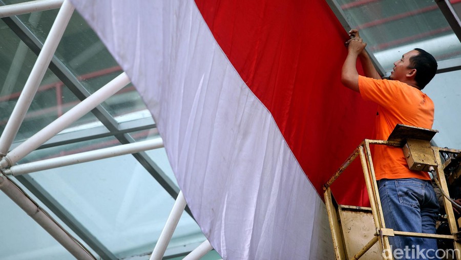 Petugas GBK Pasang Bendera Merah Putih Menjelang perayaan Hari Ulang Tahun Kemerdekaan Indonesia ke-70, kawasan Gelora Bung Karno, Senayan, Jakarta, mulai mempercantik diri dengan menghias berbagai atribut merah putih. Salah satunya di depan pintu depan VVIP Stadion Utama GBK Senayan, Jakarta, Kamis (06/08/2015), petugas memasang bendera merah putih. Rengga Sancaya/detikcom.