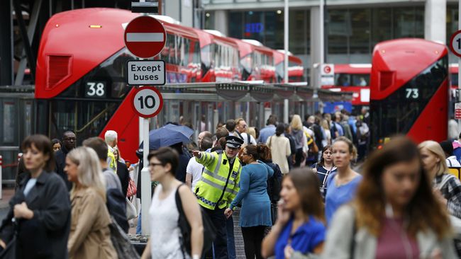 Masinis Kereta Tengah Malam di London Mengancam Mogok Kerja Masinis kereta Night Tube bakal melakukan aksi mogok kerja dengan alasan tunjangan gaji serta kontrak kerja yang tidak sesuai.