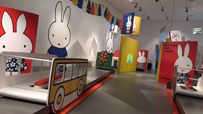 Karya seni interior berwarna-warni menghiasi gerbong kereta di Guangzhou untuk merayakan ulang tahun ke-60 karakter kelinci terkenal Miffy.
