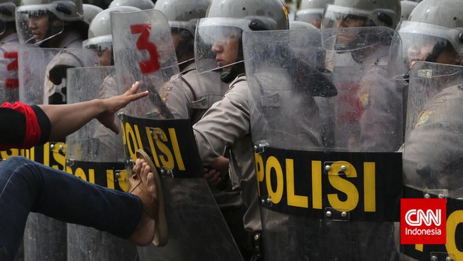 Mabes Polri menetapkan status keamanan di Provinsi Banten menjadi siaga satu pascahasil hitung cepat perolehan suara para kandidat yang nyaris sama. 