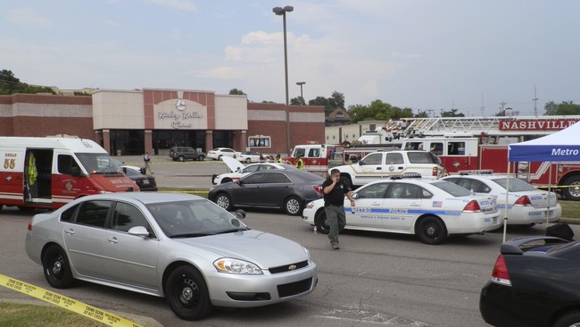 David Montana, 29, masuk ke dalam teater bioskop membawa kapak dan pistol mainan yang menyerupai aslinya, lalu menyemprot penonton dengan cairan merica.