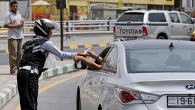 Suhu Capai 42 Derajat Celcius, Polisi Yordania Bagikan Air